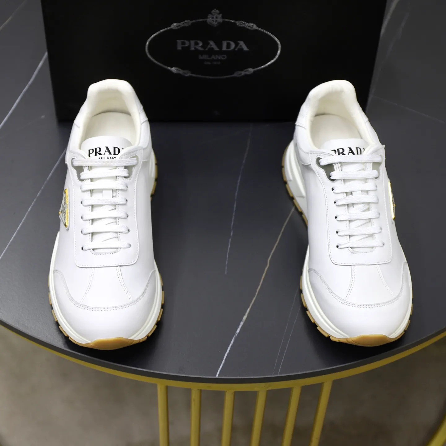 Factory price: 760💰Top original order Brand: PRADA (Prada) Standard code: Men's size 38/44 (45 can be customized) Grade: Same as the official website Material: Original cowhide stitching imported cowhide lining Original combination two-color wear-resistant soft outsole Style category: Leisure and sports version Young fashion European and American trend British style Color: Real picture color